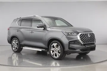 Vista lateral del SUV robusto con capacidad todoterreno y espacioso maletero.