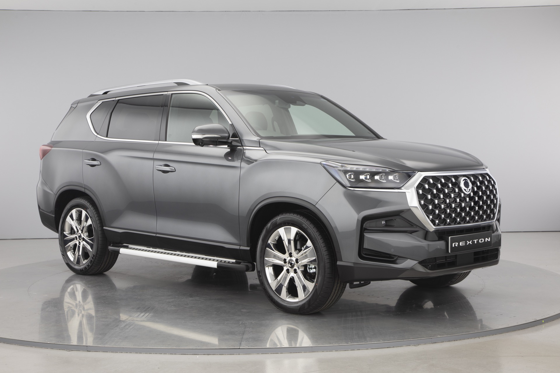 Vista lateral del SUV robusto con capacidad todoterreno y espacioso maletero.
