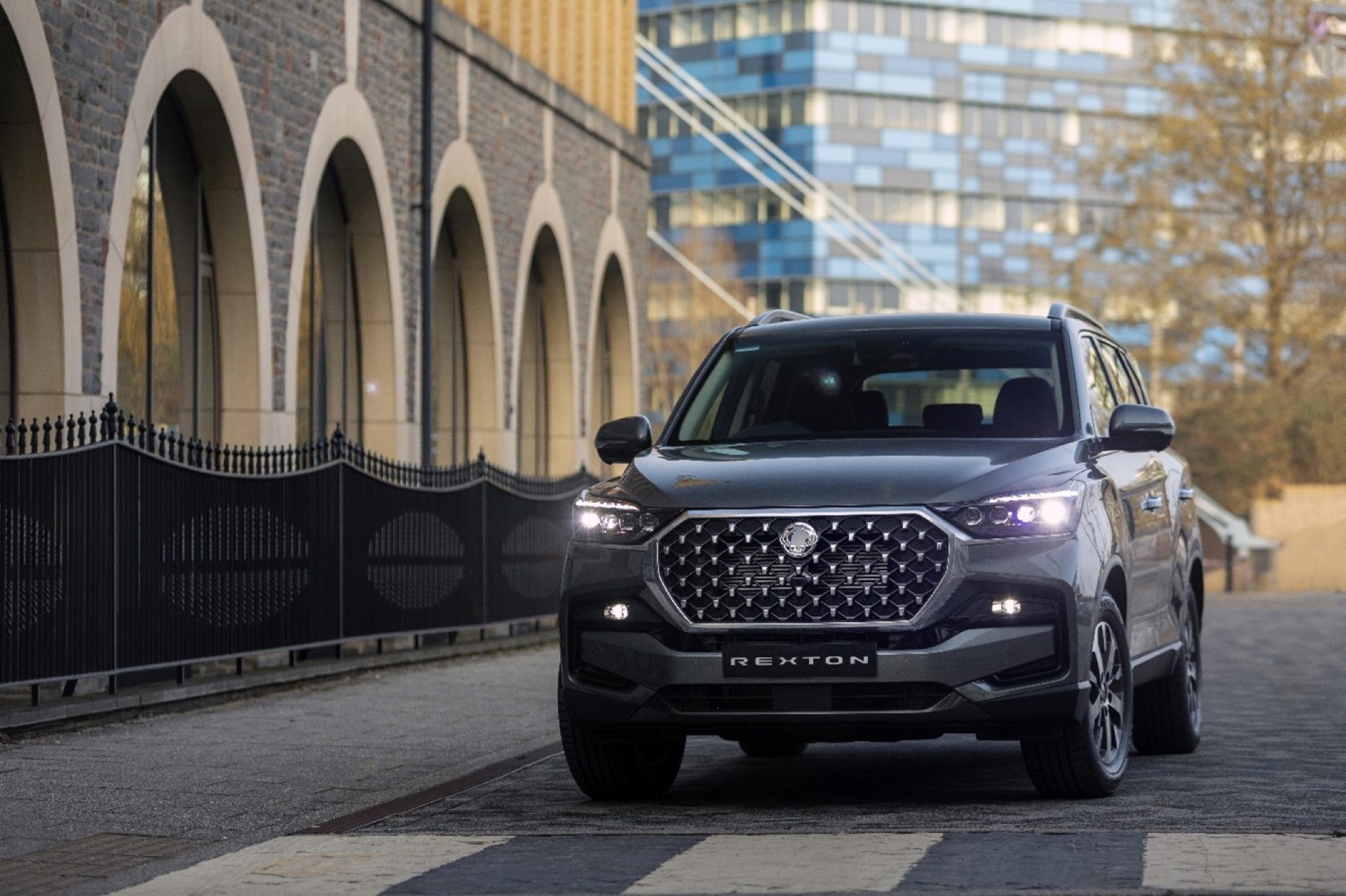 Vista frontal y lateral del robusto SUV KGM Rexton 2024