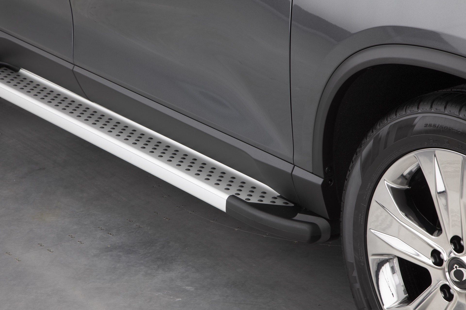 Detalle lateral que muestra la robustez y diseño del SUV.