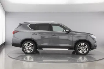 Vista lateral del SUV KGM Rexton 2024, robustez y amplitud en diseño.