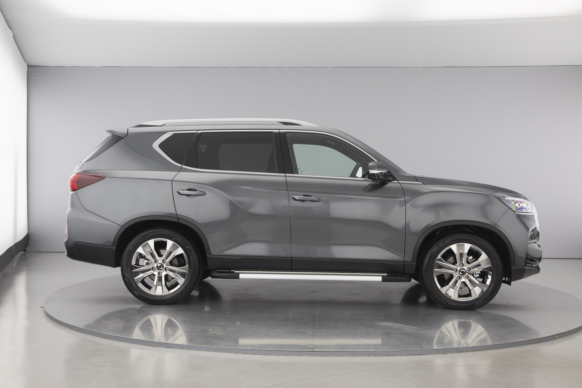 Vista lateral del SUV KGM Rexton 2024, robustez y amplitud en diseño.