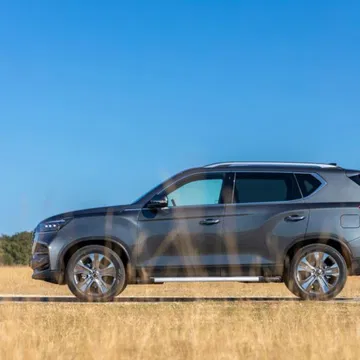 Vista lateral que demuestra las líneas robustas de este SUV 4x4 económico.