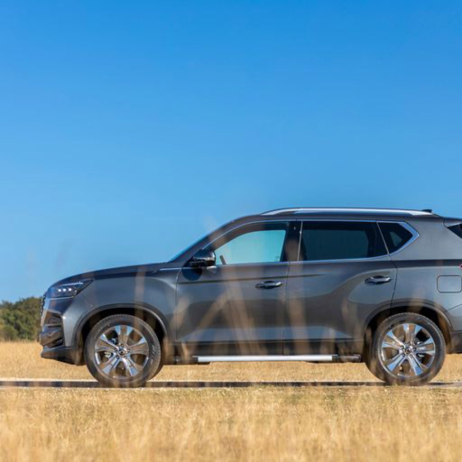 Vista lateral que demuestra las líneas robustas de este SUV 4x4 económico.