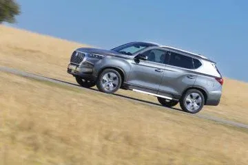 Vista lateral del Rexton 2024, un SUV 4×4 robusto y espacioso. Vista lateral del Rexton 2024, un SUV 4×4 robusto y espacioso.