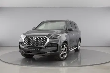 Vista frontal y lateral del SUV, destacando su robusta parrilla y líneas modernas