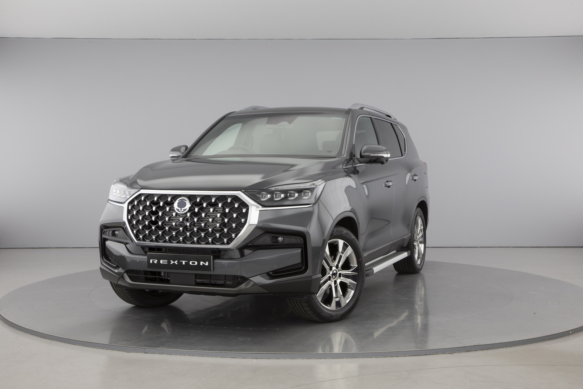 Vista frontal y lateral del SUV, destacando su robusta parrilla y líneas modernas