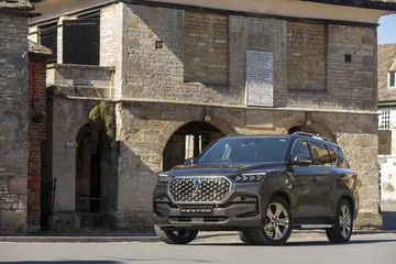 Vista lateral del robusto SUV KGM Rexton 2024, 7 plazas y gran maletero