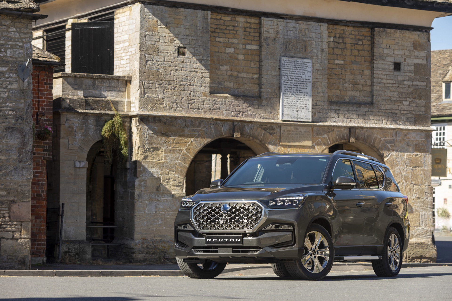 Vista lateral del robusto SUV KGM Rexton 2024, 7 plazas y gran maletero