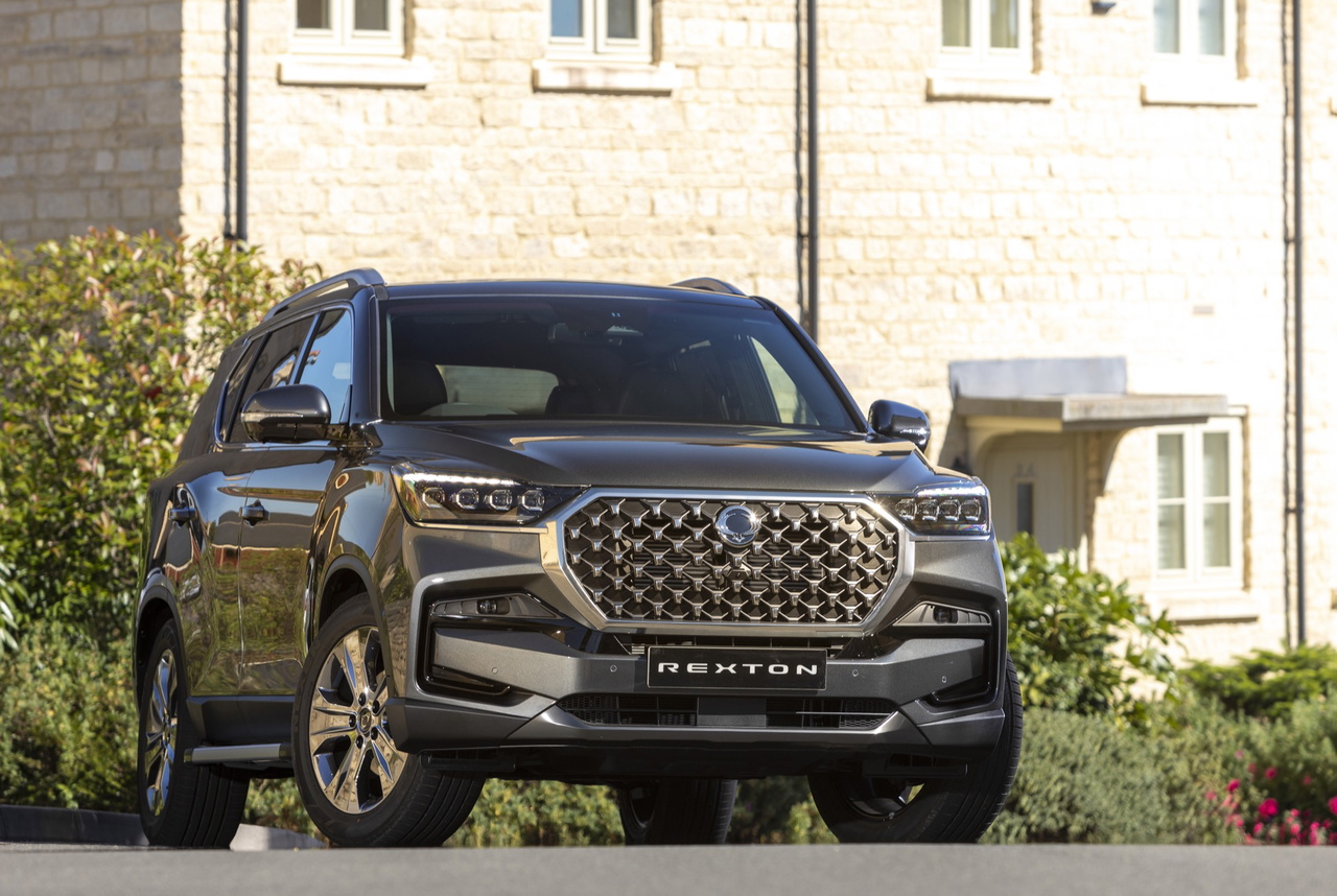 Vista imponente del KGM Rexton 2024, robustez y lujo en un SUV.