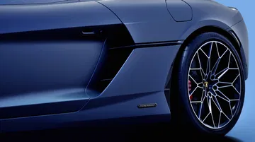 Vista lateral del Lamborghini Temerario en tono Blu Marinus, destacando su diseño aerodinámico.