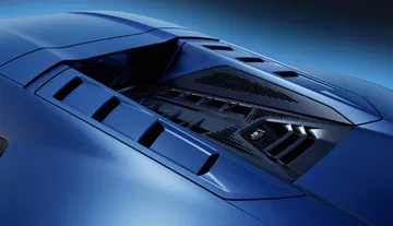Vista dinámica del Lamborghini Temerario, destacando su diseño agresivo y aerodinámico. Vista dinámica del Lamborghini Temerario, destacando su diseño agresivo y aerodinámico.