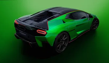 Vista trasera y lateral del Lamborghini Temerario 2024 en verde Mercurius