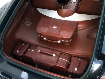 Vista del maletero a medida de un Peugeot 907 con lujosas maletas incluidas.