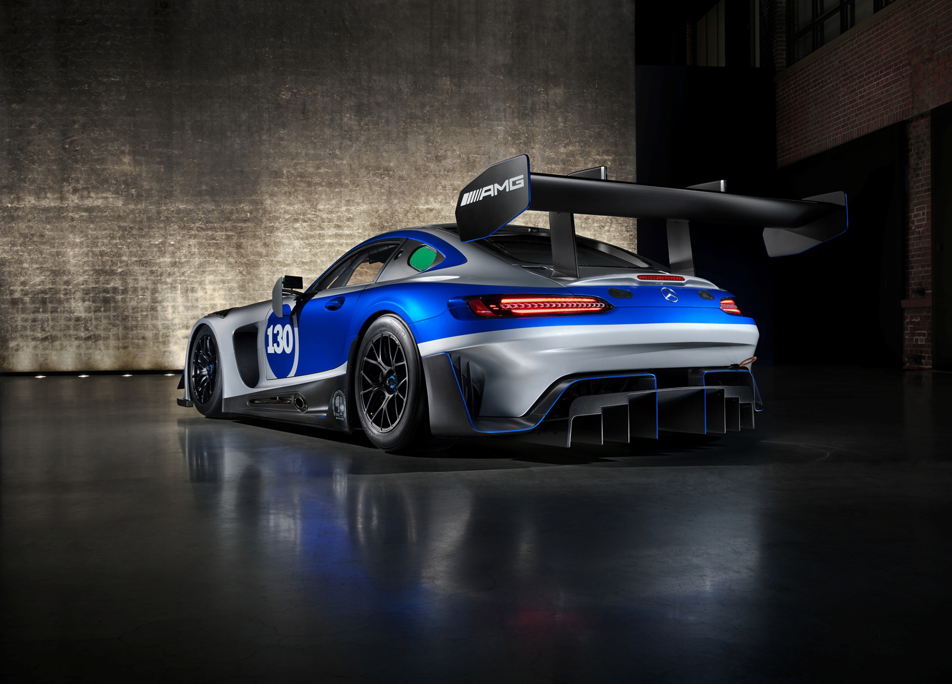 Vista trasera y lateral de un Mercedes AMG GT3 conmemorativo