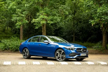Vista lateral del Mercedes C GLC EV 2026 mostrando líneas elegantes y aerodinámicas.