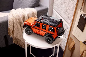Réplica LEGO Technic del icónico Mercedes Clase G, ideal para coleccionistas.