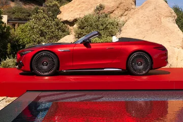 Vista lateral del Mercedes-Maybach SL 680, elegancia y potencia combinadas.