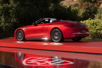 El Mercedes-Maybach SL 680 2025 luce un diseño lateral elegante y sofisticado.