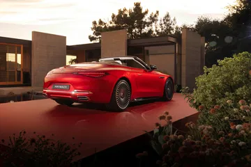 Vista trasera y lateral del Mercedes-Maybach SL 680 en un escenario distinguido.