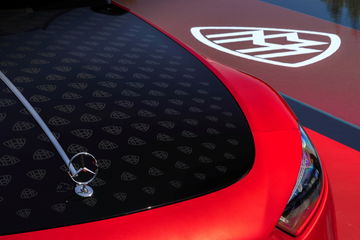 Vista del icónico emblema Maybach sobre la majestuosa parrilla del SL 680.