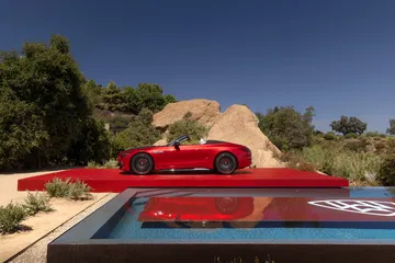 Mercedes-Maybach SL 680 2025 en entorno lujoso, exhibición lateral completa.