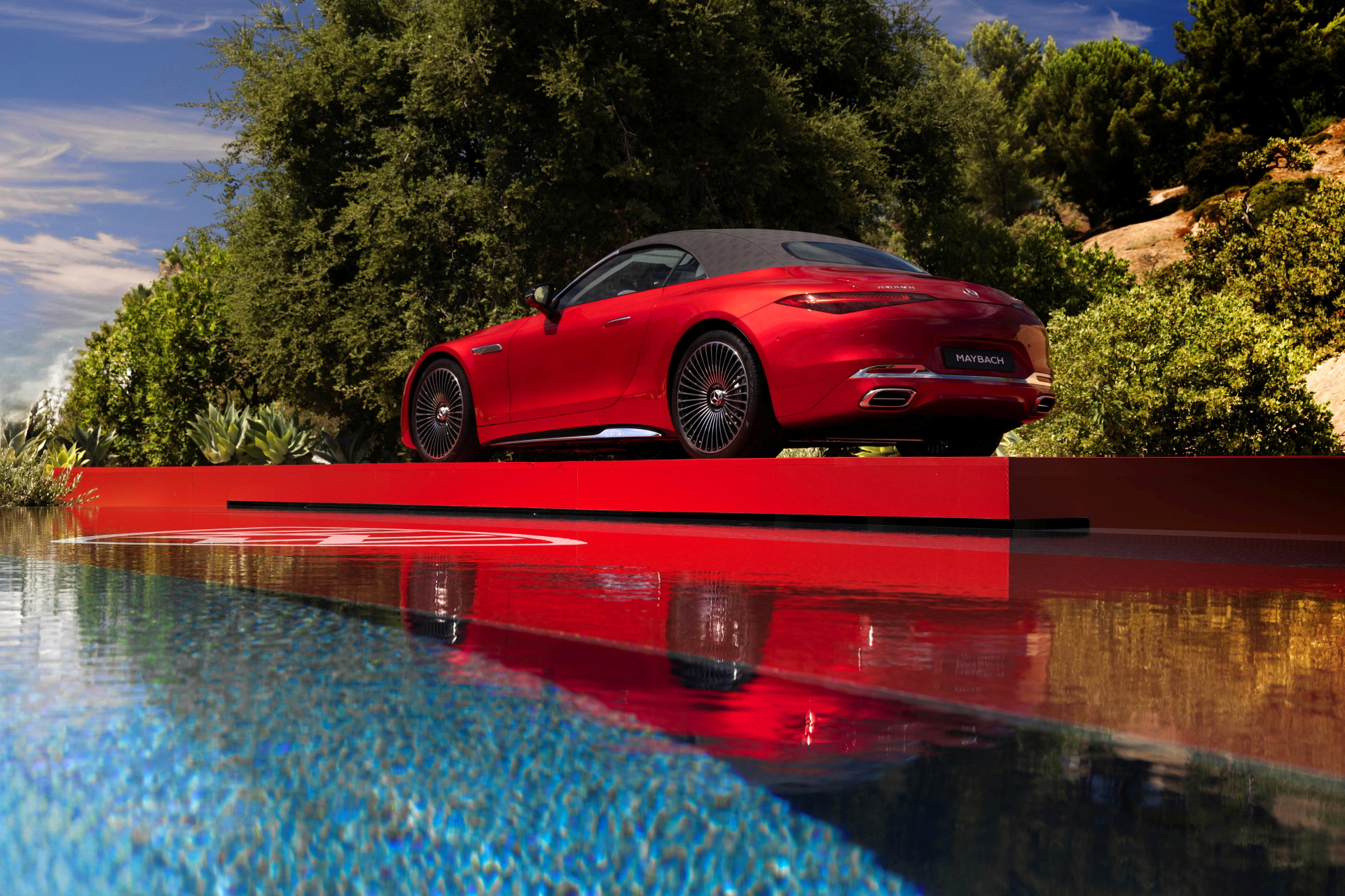 Mercedes-Maybach SL 680, elegancia y poder en rojo.