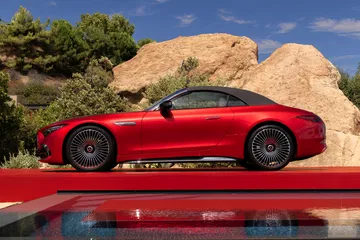 Vista lateral Mercedes-Maybach SL 680, fusión de lujo y rendimiento.