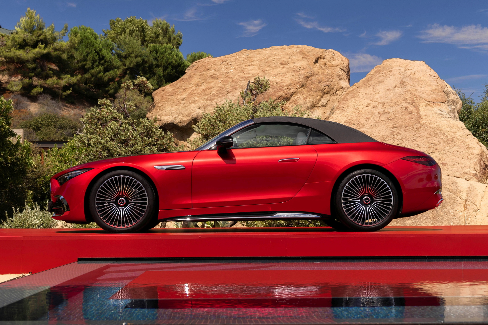 Vista lateral Mercedes-Maybach SL 680, fusión de lujo y rendimiento.