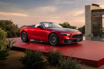 El Mercedes-Maybach SL 680 2025 muestra su línea lateral refinada y elegante.
