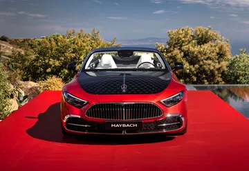 Vista frontal del Mercedes-Maybach SL 680 con detalles exclusivos Maybach.