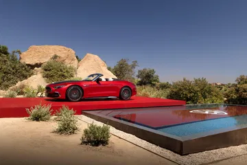 Vista lateral del nuevo Mercedes-Maybach SL 680 en escenario lujoso