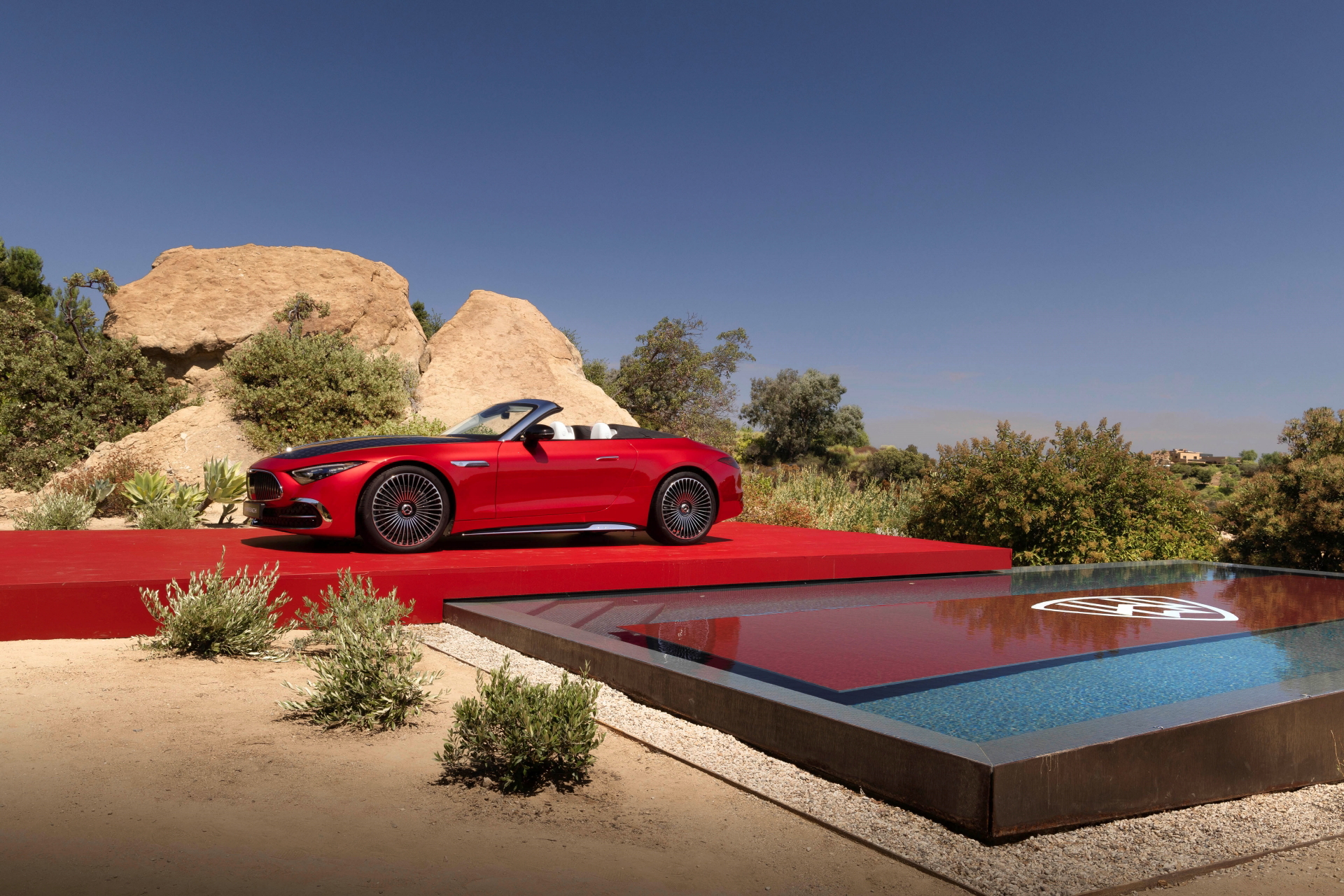 Vista lateral del nuevo Mercedes-Maybach SL 680 en escenario lujoso