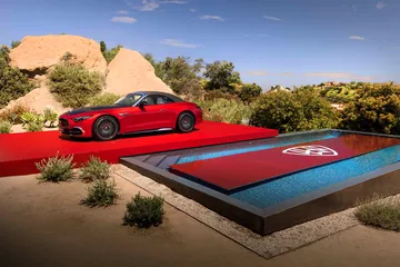 Vista lateral del Mercedes-Maybach SL 680 en elegante configuración.