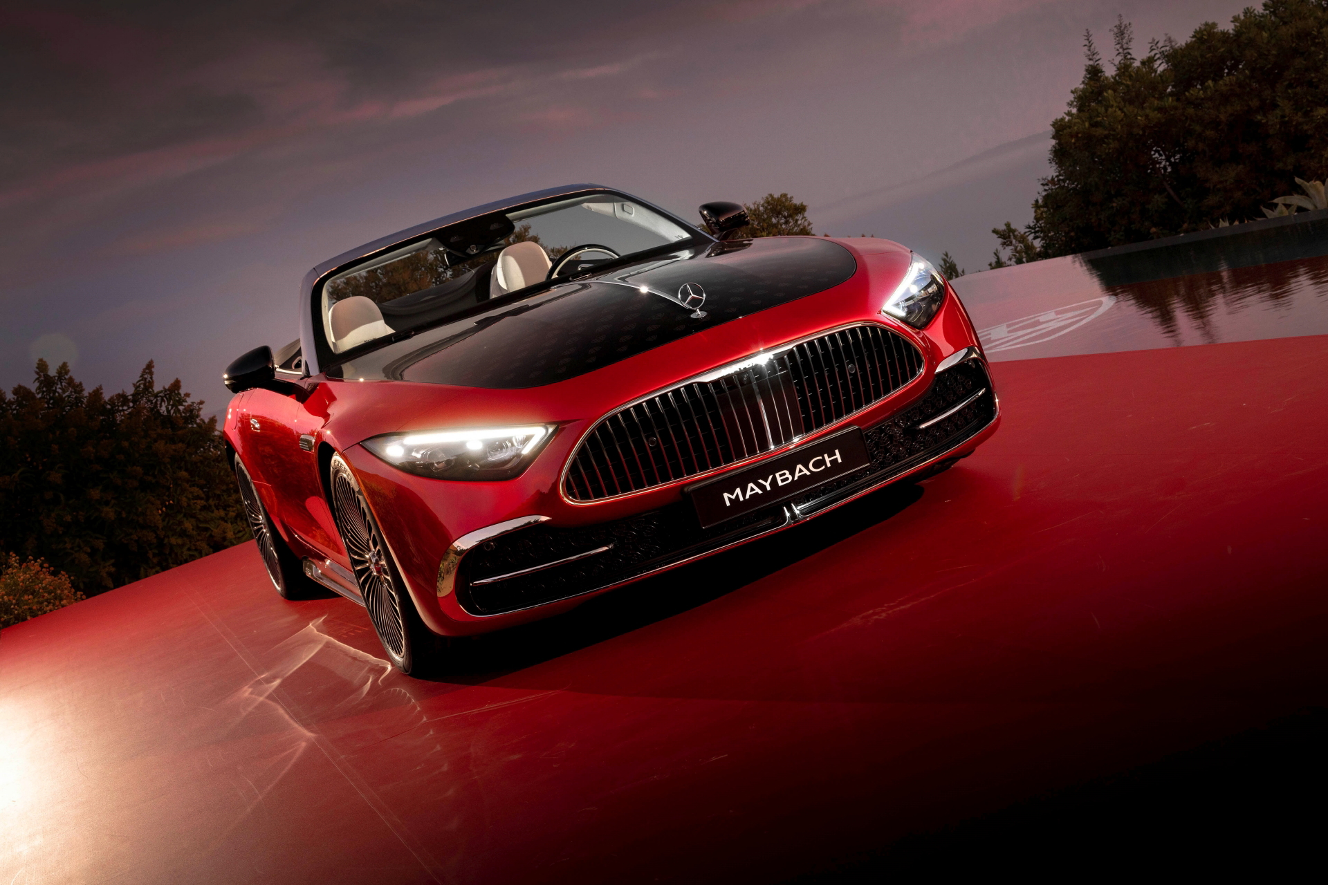 Vista delantera y lateral del Mercedes-Maybach SL 680, majestuoso en su diseño.
