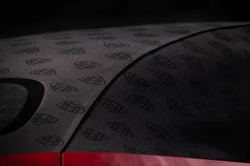 Vista parcial de la línea de diseño del Mercedes-Maybach SL 680 2025.
