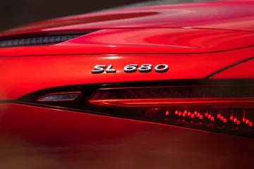 Vista detallada del Mercedes Maybach SL 680 con énfasis en acabados