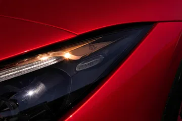 Vista en detalle del sofisticado faro del Mercedes-Maybach SL 680 2025.