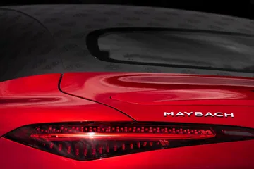 Vista trasera del Mercedes-Maybach SL 680 destacando su diseño exclusivo.