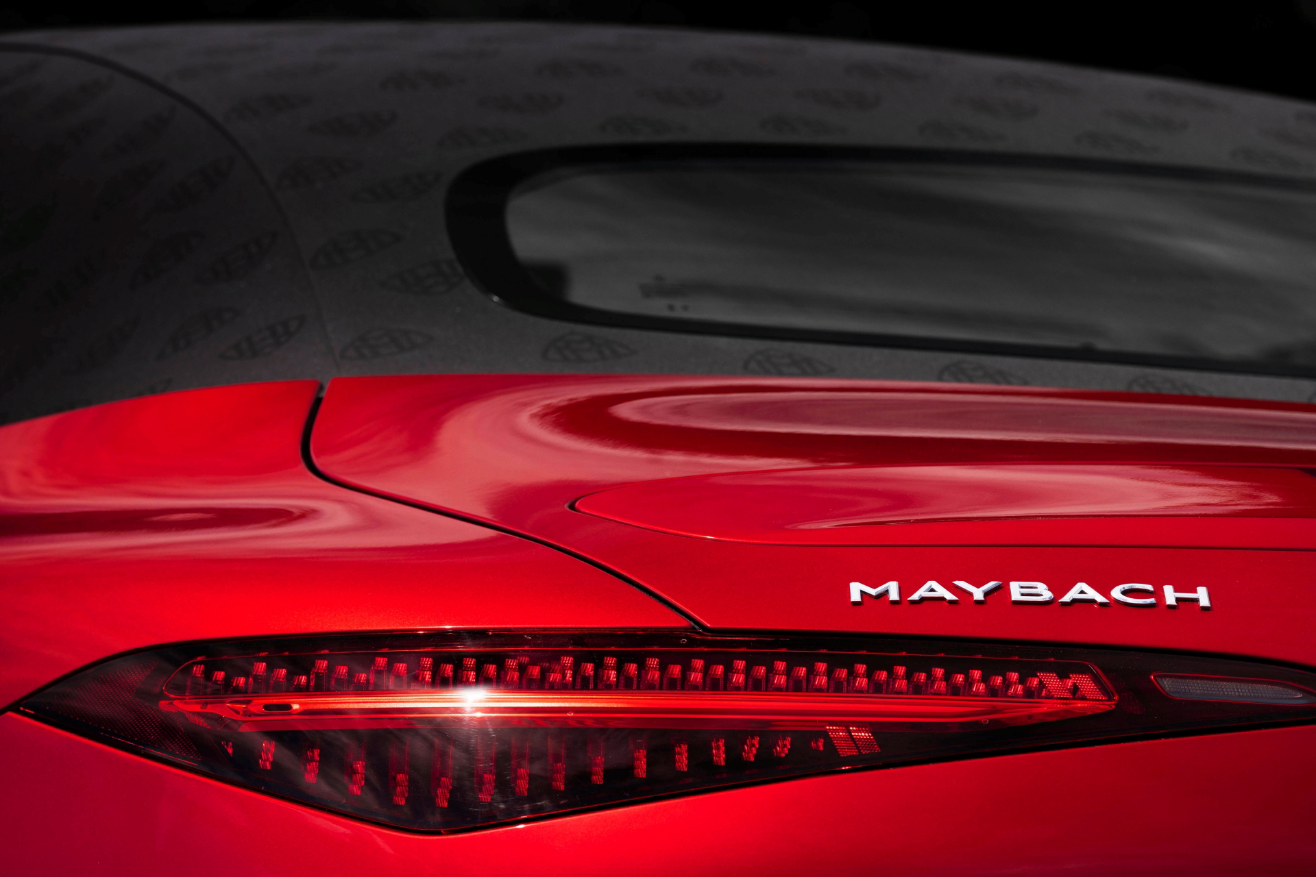 Vista trasera del Mercedes-Maybach SL 680 destacando su diseño exclusivo.