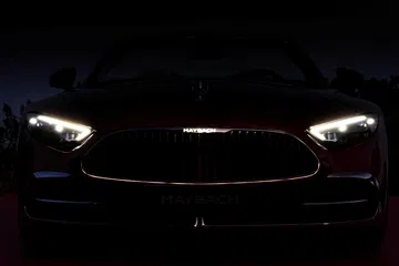 Vista nocturna destacando la firma lumínica del Mercedes-Maybach SL 680 2025