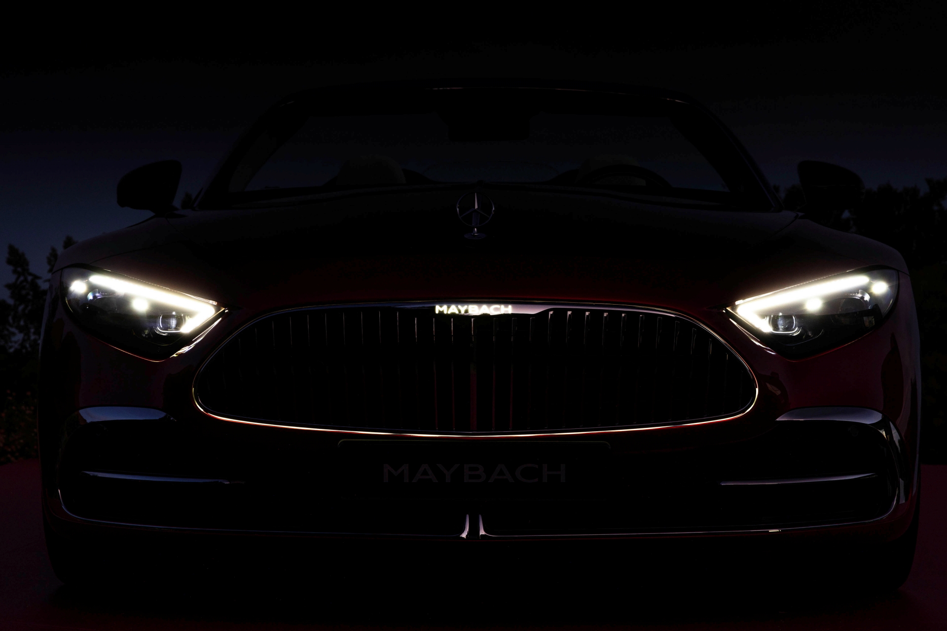 Vista nocturna destacando la firma lumínica del Mercedes-Maybach SL 680 2025