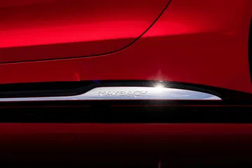 Elegante iluminación ambiental en el interior del Mercedes-Maybach SL 680 2025.