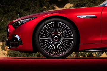 Vista lateral del Mercedes-Maybach SL 680 con imponentes llantas de diseño exclusivo