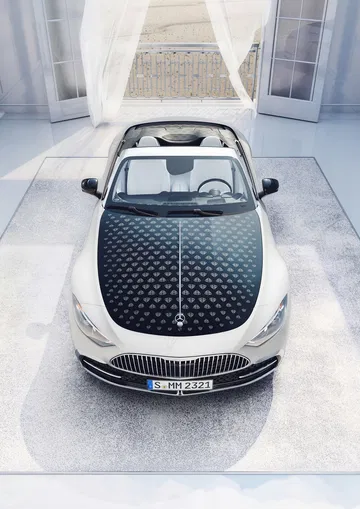 Vista aérea enfocando la fascinante parrilla delantera del Mercedes-Maybach SL 680 2025.