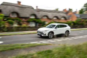 Vistazo dinámico al MG HS en movimiento, mostrando su línea lateral.