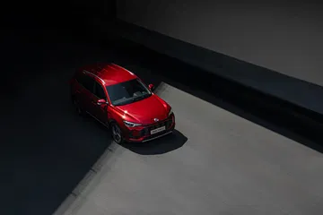 Vista aérea del MG ZS Hybrid resaltando su diseño y techo.