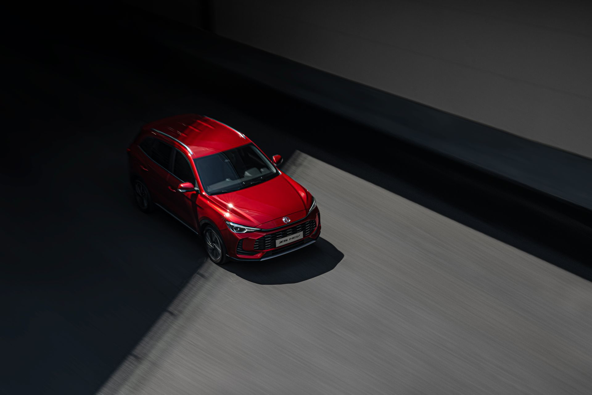 Vista aérea del MG ZS Hybrid resaltando su diseño y techo.