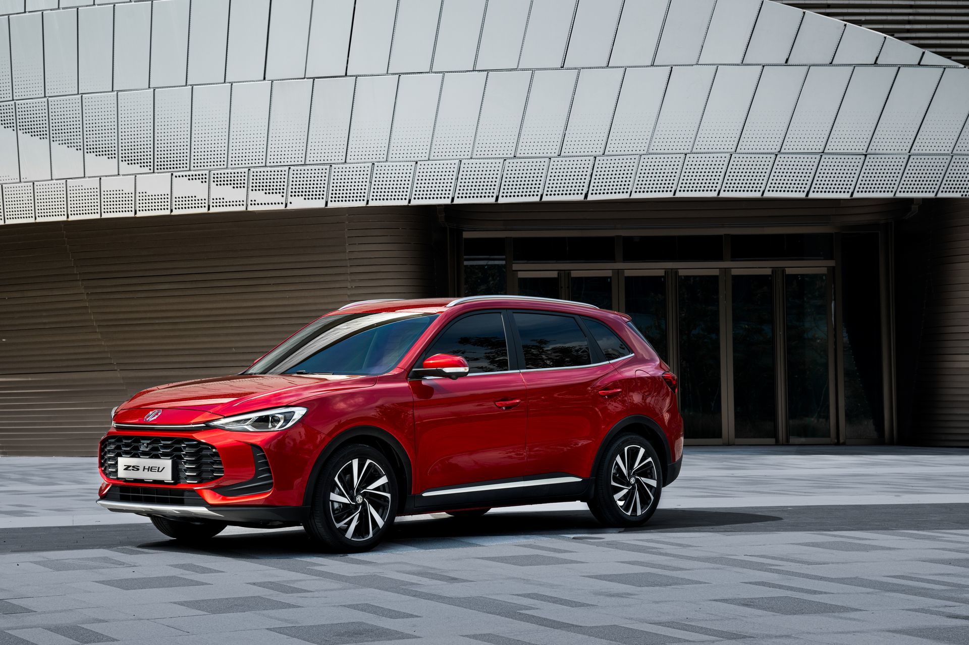 SUV híbrido rojo, diseño dinámico, línea lateral elegante