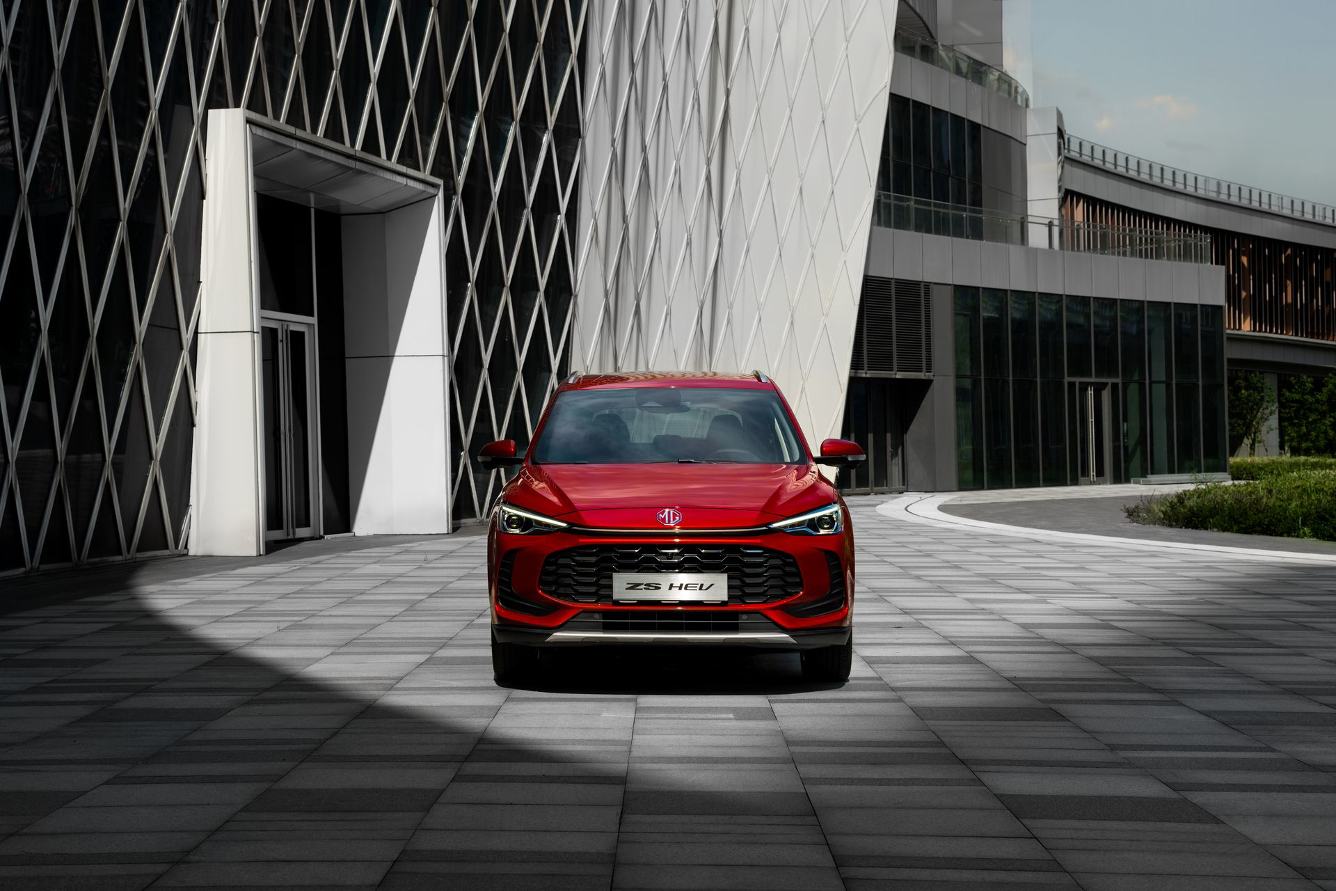 MG ZS Hybrid 2025 enfocado en su imponente delantera